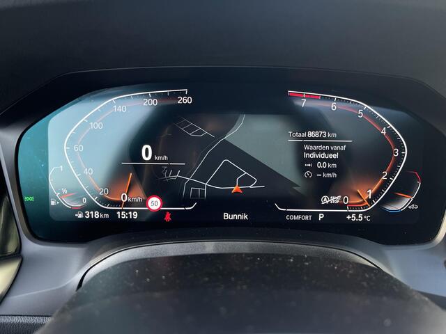 BMW 3-SERIE Touring 318i High Executive M Sport 18"/Panoramadak/Laser LED/Harman Kardon/Dodehoek/Adaptieve cruise/Keyless/Stoelverwarming