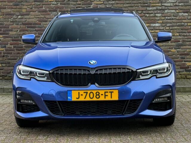 BMW 3-SERIE 320I M-Sport Panodak 19 INCH Harman/Kardon Leer