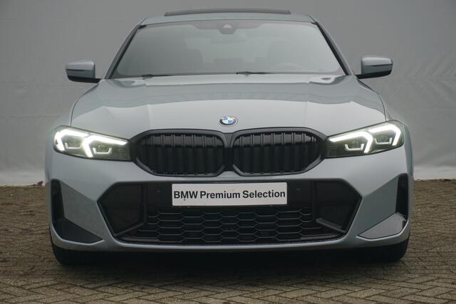 BMW 3-SERIE Sedan 318i M sport / Trekhaak / Schuif- Kanteldak / Hifi