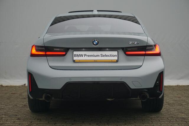 BMW 3-SERIE Sedan 318i M sport / Trekhaak / Schuif- Kanteldak / Hifi