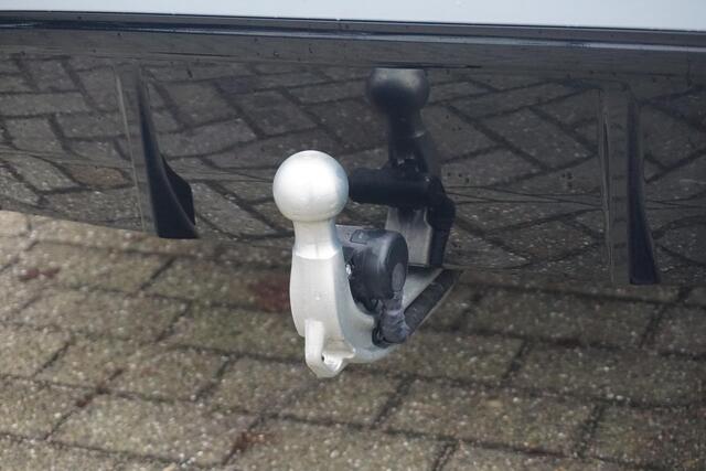 BMW 3-SERIE Sedan 318i M sport / Trekhaak / Schuif- Kanteldak / Hifi