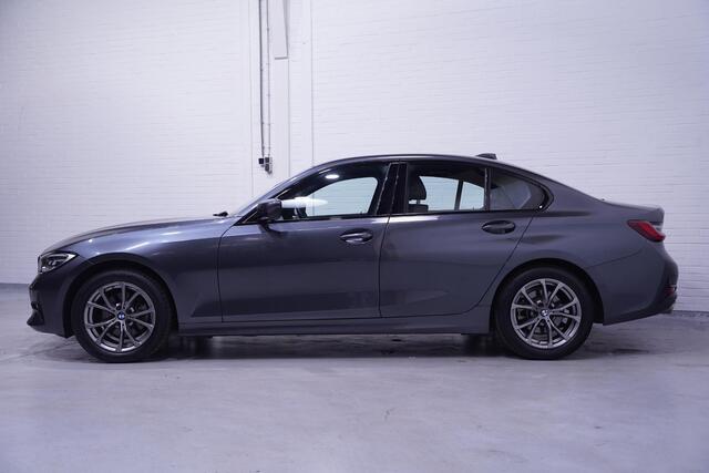BMW 3-SERIE 320i Business Edition Plus NAP ledverlichting lederen-Sportstoelen elektrisch verstelbaar en verwarmd DAB PDC v+a 17"lmv Mineralgrau cruise controle digitale cockpit
