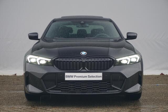 BMW 3-SERIE Sedan 318i M Sport / Panorama Dak / Stoel- en Stuurverwarming