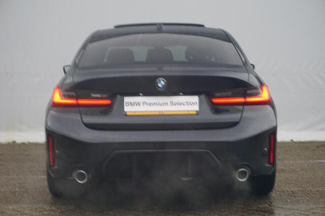 BMW 3-SERIE Sedan 318i M Sport / Panorama Dak / Stoel- en Stuurverwarming