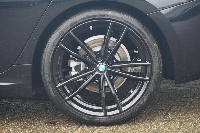 BMW 3-SERIE Sedan 318i M Sport / Panorama Dak / Stoel- en Stuurverwarming