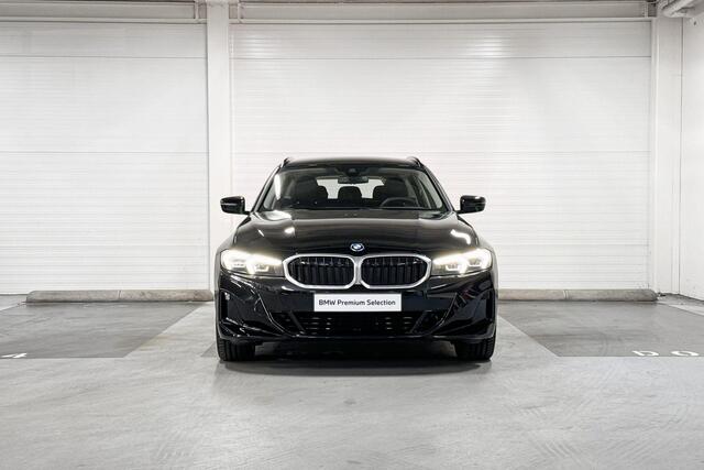 BMW 3-SERIE Touring 330e | Curved Display | Parking Assistant | Stoel Verwarming