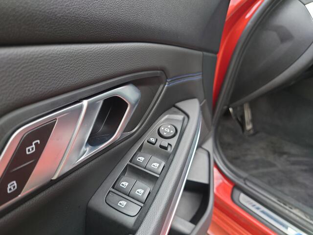 BMW 3-SERIE 330i High Executive M-Sport / Live Cockpit Pro / DAP / HIFI / LED / Trekhaak / Bomvol