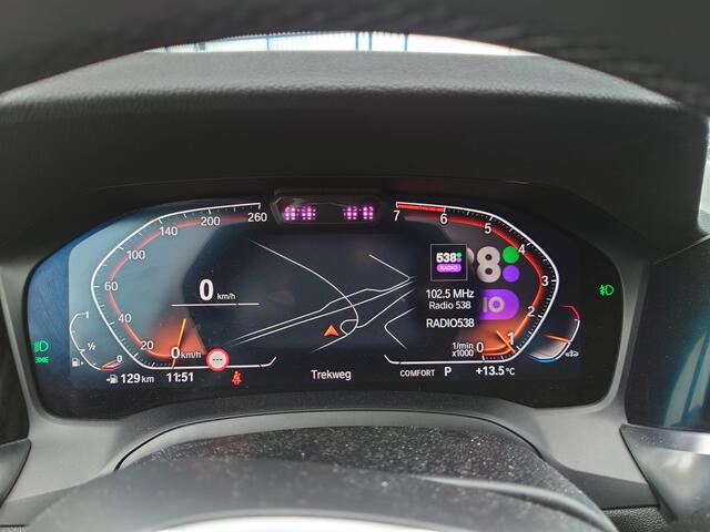 BMW 3-SERIE 330i High Executive M-Sport / Live Cockpit Pro / DAP / HIFI / LED / Trekhaak / Bomvol