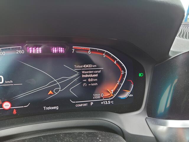 BMW 3-SERIE 330i High Executive M-Sport / Live Cockpit Pro / DAP / HIFI / LED / Trekhaak / Bomvol