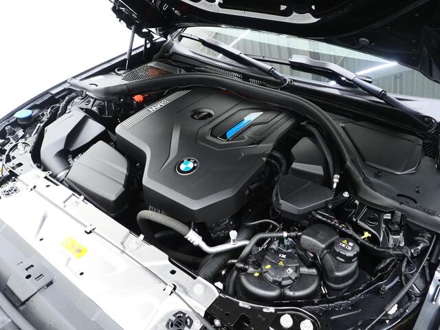 BMW 3-SERIE Touring 330e M-Sport LCI | M-Sportstoelen | Panoramadak | Harman/Kardon | Adaptive Cruise | Keyless