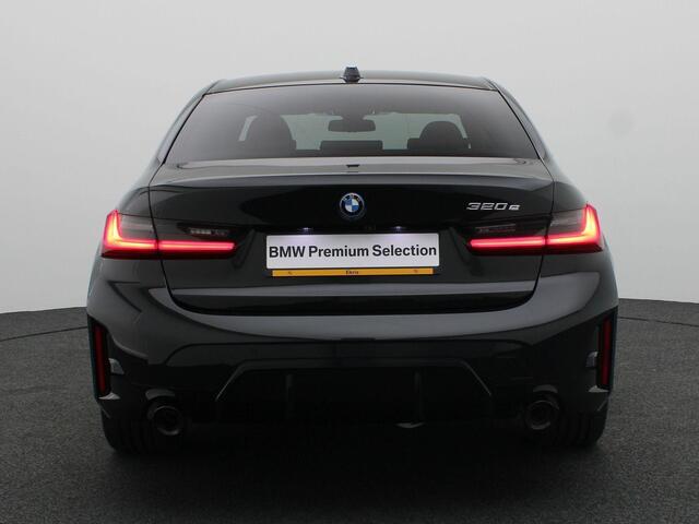 BMW 3-SERIE Sedan 320e M Sportpakket | Travel Pack | Innovation Pack | Entertainment Pack | Stuurwielrand verwarmd | Trekhaak | Schuifdak | 18''