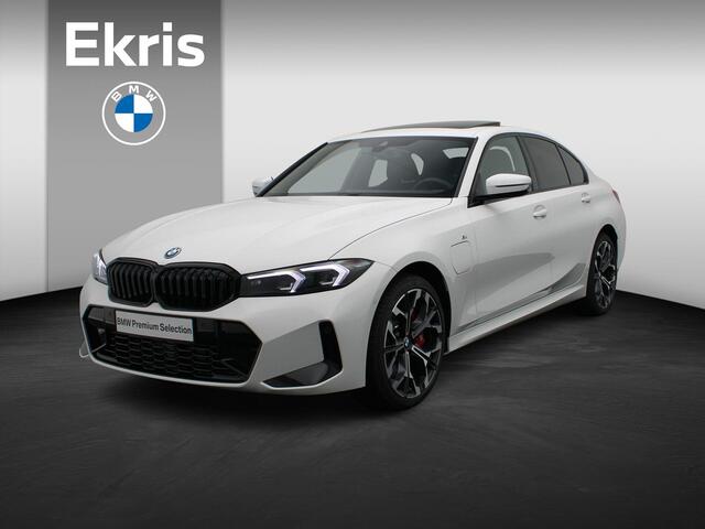 BMW 3-SERIE Sedan 330e M Sportpakket Pro | Stuurwielrand Verwarmd | Trekhaak | Geluidswerende Ramen | Schuifdak | Verwarmde Voorstoelen | Parking Assistant | Harman Kardon | 19''