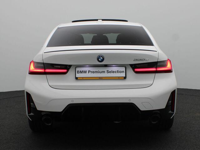 BMW 3-SERIE Sedan 330e M Sportpakket Pro | Stuurwielrand Verwarmd | Trekhaak | Geluidswerende Ramen | Schuifdak | Verwarmde Voorstoelen | Parking Assistant | Harman Kardon | 19''