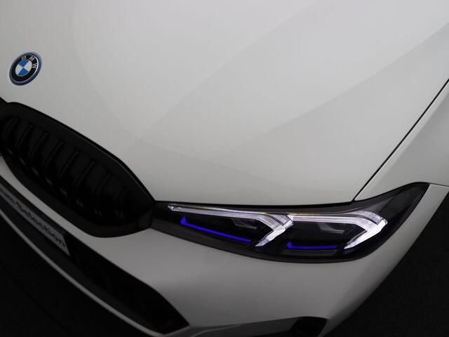 BMW 3-SERIE Sedan 330e M Sportpakket Pro | Stuurwielrand Verwarmd | Trekhaak | Geluidswerende Ramen | Schuifdak | Verwarmde Voorstoelen | Parking Assistant | Harman Kardon | 19''