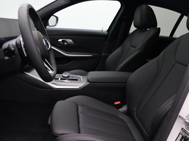 BMW 3-SERIE Sedan 330e M Sportpakket Pro | Stuurwielrand Verwarmd | Trekhaak | Geluidswerende Ramen | Schuifdak | Verwarmde Voorstoelen | Parking Assistant | Harman Kardon | 19''
