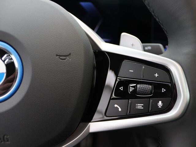 BMW 3-SERIE Sedan 330e M Sportpakket Pro | Stuurwielrand Verwarmd | Trekhaak | Geluidswerende Ramen | Schuifdak | Verwarmde Voorstoelen | Parking Assistant | Harman Kardon | 19''