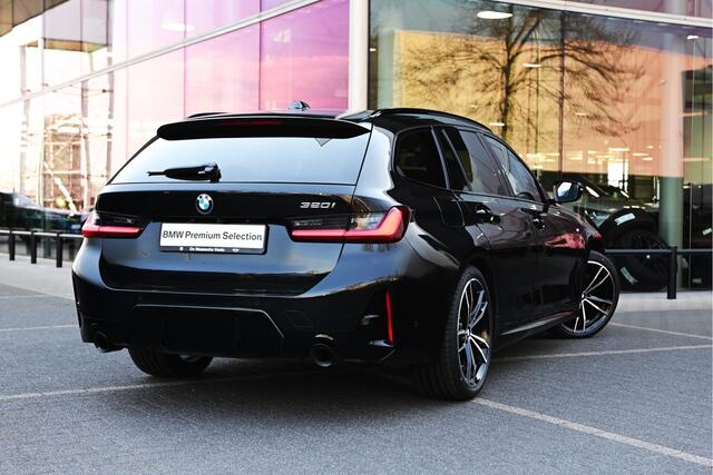 BMW 3-SERIE Touring 320i M Sport Automaat / Panoramadak / Sportstoelen / Adaptieve LED / Parking Assistant / M Sportonderstel / Live Cockpit Professional
