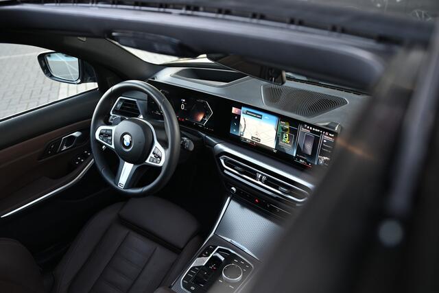 BMW 3-SERIE Touring 320i M Sport Automaat / Panoramadak / Sportstoelen / Adaptieve LED / Parking Assistant / M Sportonderstel / Live Cockpit Professional