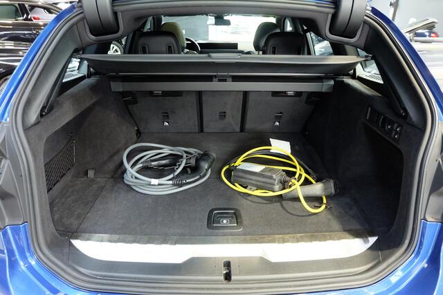 BMW 3-SERIE Touring 330e xDrive / M Sport / Panodak / HuD / Trekhaak