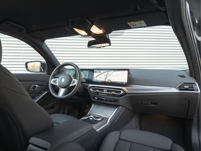 BMW 3-SERIE Touring 330i M-Sport - Trekhaak - ACC - Hifi - Camera - M Sport Remmen Blauw
