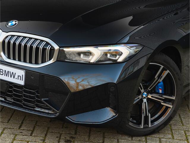 BMW 3-SERIE Touring 330i M-Sport - Trekhaak - ACC - Hifi - Camera - M Sport Remmen Blauw