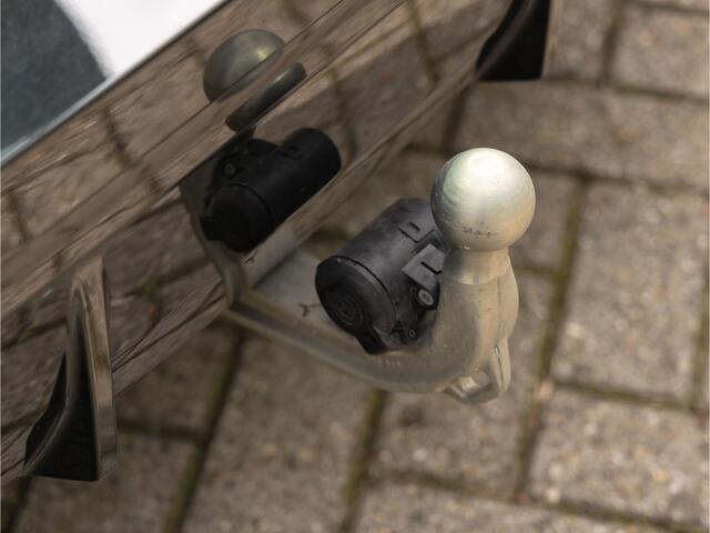 BMW 3-SERIE Touring 330i M-Sport - Trekhaak - ACC - Hifi - Camera - M Sport Remmen Blauw