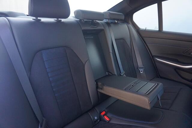 BMW 3-SERIE Sedan 320e M Sportpakket 19'' / Schuif-/kanteldak / Stuurwielrand verwarming / Carbon M Performance pakket