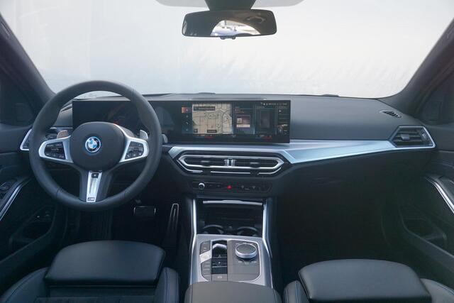 BMW 3-SERIE Sedan 320e M Sportpakket 19'' / Schuif-/kanteldak / Stuurwielrand verwarming / Carbon M Performance pakket