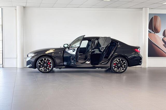 BMW 3-SERIE Sedan 330e | M Sport | Glazen Schuif-/kanteldak | Head-up Display | Comfort Access | Trekhaak |