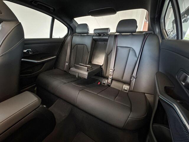 BMW 3-SERIE Sedan 330e | M Sport | Glazen Schuif-/kanteldak | Head-up Display | Comfort Access | Trekhaak |