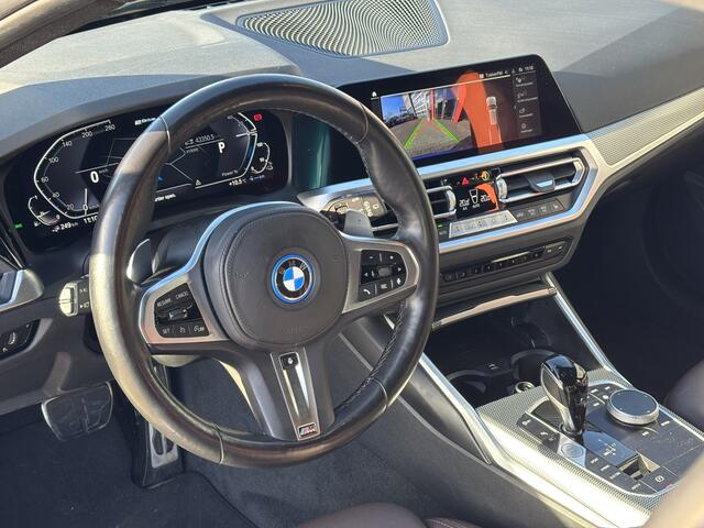 BMW 3-SERIE Touring /320e Business Edition Plus M Sport Pakket / Portimao Blau / Stoel & Stuurverwarming / Wegklapbare Trekhaak /