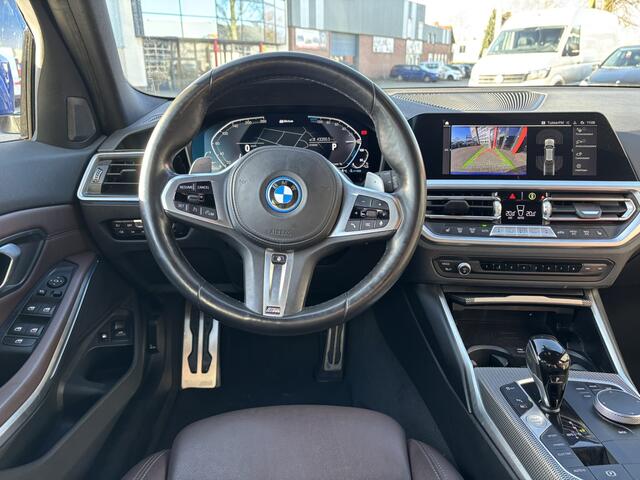 BMW 3-SERIE Touring /320e Business Edition Plus M Sport Pakket / Portimao Blau / Stoel & Stuurverwarming / Wegklapbare Trekhaak /