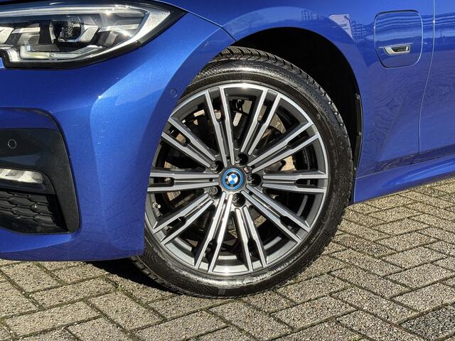 BMW 3-SERIE Touring /320e Business Edition Plus M Sport Pakket / Portimao Blau / Stoel & Stuurverwarming / Wegklapbare Trekhaak /