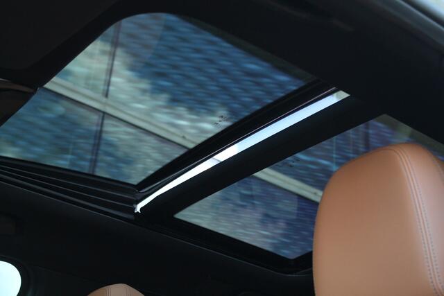 BMW 3-SERIE Touring 330e High Executive M Sport Automaat / Panoramadak / Trekhaak / Sportstoelen / Active Cruise Control / Adaptieve LED / Parking Assistant Plus / M Adaptief onderstel