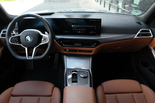 BMW 3-SERIE Touring 330e High Executive M Sport Automaat / Panoramadak / Trekhaak / Sportstoelen / Active Cruise Control / Adaptieve LED / Parking Assistant Plus / M Adaptief onderstel