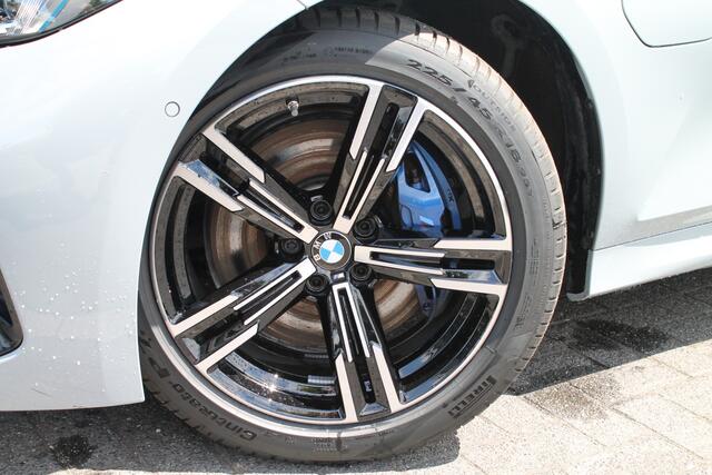 BMW 3-SERIE Touring 330e High Executive M Sport Automaat / Panoramadak / Trekhaak / Sportstoelen / Active Cruise Control / Adaptieve LED / Parking Assistant Plus / M Adaptief onderstel