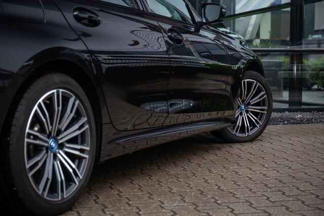 BMW 3-SERIE Touring 330e High Executive M-Sport , Adap. cruise, Trekhaak, Sfeerverlichting,