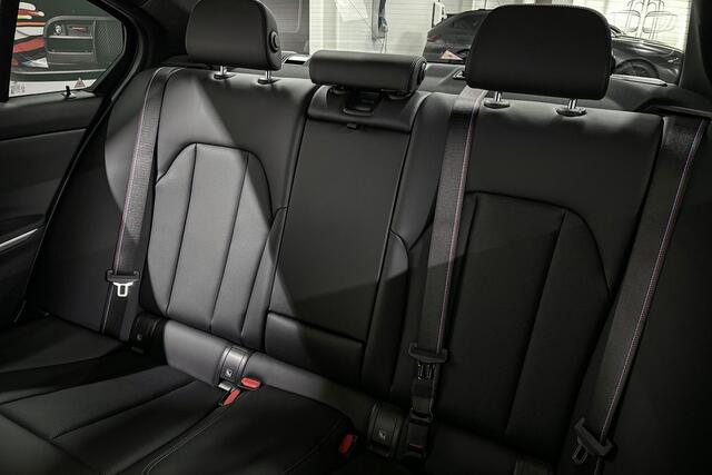 BMW 3-SERIE Sedan 318i | M-Sport Pro | Innovation Pack | Comfort Pack | Driving Assistant | Harman/kardon | Comfort Access