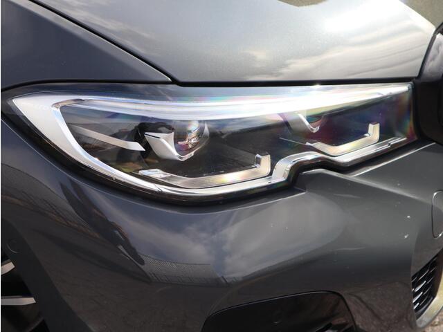 BMW 3-SERIE Touring 320i High Executive Edition | Head Up | Adaptief Cruise | Panodak |