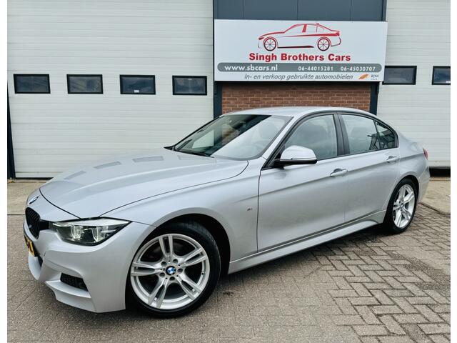 BMW 3-SERIE 318i/EXE/AUT/M-SPORT/LEER/CARPLAY/NAP/INRUIL MOG!!!