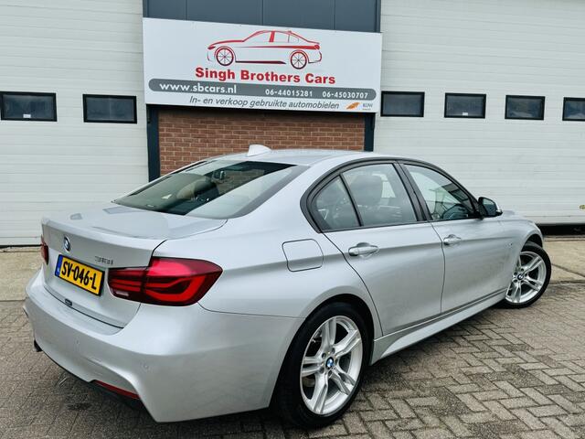 BMW 3-SERIE 318i/EXE/AUT/M-SPORT/LEER/CARPLAY/NAP/INRUIL MOG!!!
