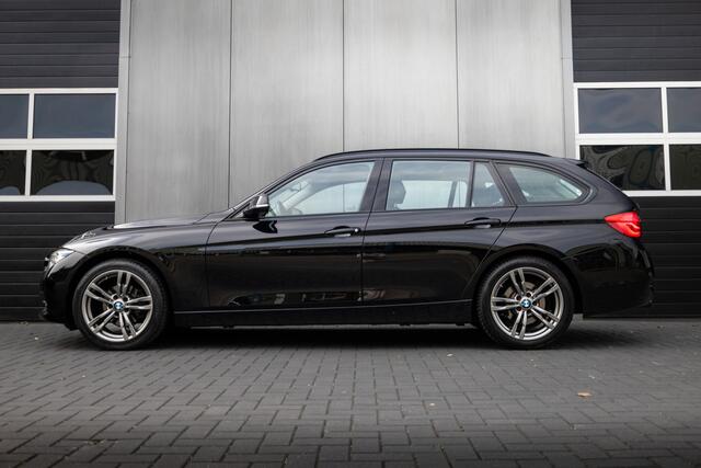 BMW 3-SERIE Touring 320i 184 pk Edition Luxury-Line High Executive / Pano-Dak/ Keyless/ Head-Up/ Harman-Kardon/ Leder/ Sport-Stoelen/ Stoel.Verw/ Led-Koplamp/ 18'' LMV