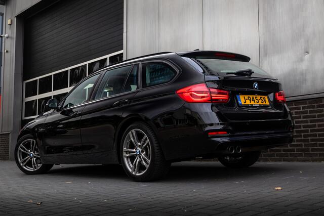 BMW 3-SERIE Touring 320i 184 pk Edition Luxury-Line High Executive / Pano-Dak/ Keyless/ Head-Up/ Harman-Kardon/ Leder/ Sport-Stoelen/ Stoel.Verw/ Led-Koplamp/ 18'' LMV