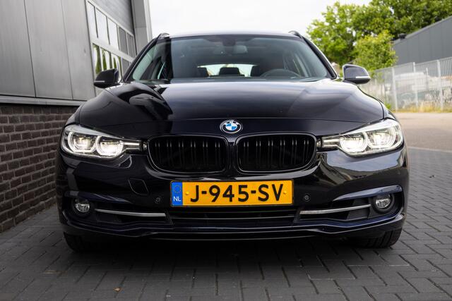BMW 3-SERIE Touring 320i 184 pk Edition Luxury-Line High Executive / Pano-Dak/ Keyless/ Head-Up/ Harman-Kardon/ Leder/ Sport-Stoelen/ Stoel.Verw/ Led-Koplamp/ 18'' LMV
