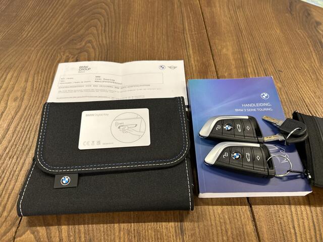 BMW 3-SERIE Touring 318i M Sport | Panoramadak | Fabrieksgarantie | 20''INCH | Verlaagd | Lederen bekleding | Afneembare trekhaak | Cruise control | Climate control | Lane assist | Apple carplay | Full LED