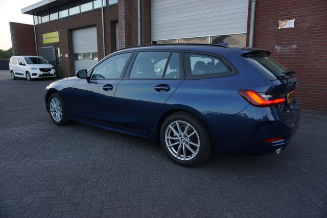 BMW 3-SERIE Touring 318I 157PK 4CILINDER ORIGINEEL NEDERLANDS 1E EIGENAAR NIEUW MODEL CURVED DASHBOARD! FULL LED ANDROID/APPLECARPLAY GROOTBEELD NAVIGATIE ECC AIRCO CRUISECONTROL PDC V+A 17INCH ELECTR.KLEP ENZ...