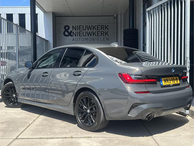BMW 3-SERIE 320e High Executive Hybride | M-SPORT | CAMERA | NAVI | CARPLAY / ANDROID | PDC V+A | CRUISE CONTROL | CLIMATE CONTROL | LMV 18'' | STOELVERWARMING | LED | BLUETOOTH