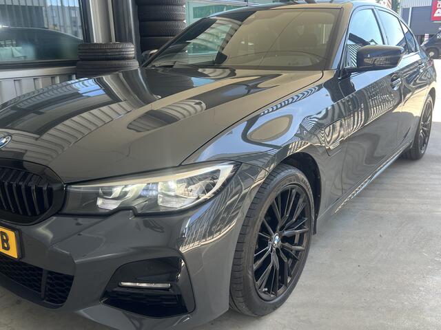 BMW 3-SERIE 320e High Executive Hybride | M-SPORT | CAMERA | NAVI | CARPLAY / ANDROID | PDC V+A | CRUISE CONTROL | CLIMATE CONTROL | LMV 18'' | STOELVERWARMING | LED | BLUETOOTH
