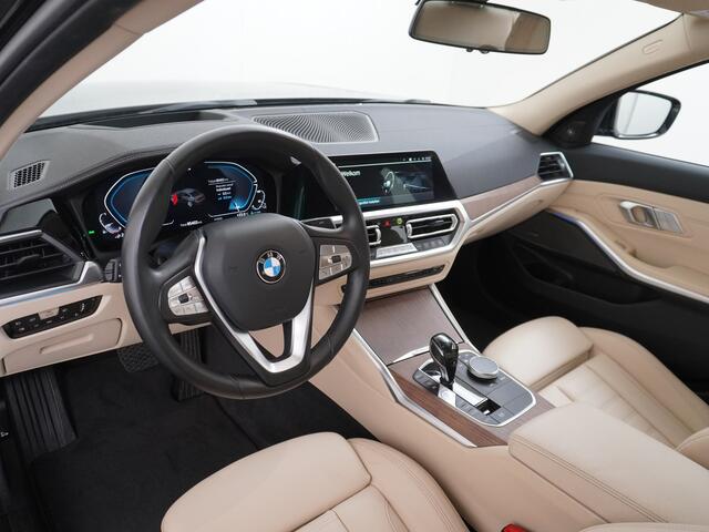 BMW 3-SERIE 330e 293PK Autom.8 Leder+Verwarmd+Elektr. Apple Carplay Android Auto Trekhaak Camera Adap.Cruise DAB+ Led Laserlicht Live cockpit pro Luxury line HiFi System Harman Kardon® PDC Regen- en lichtsensor Business Edition Plus Keyless Rijstrooksensor Audio Medi