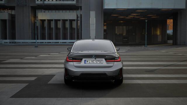 BMW 3-SERIE 330e High Executive M Sport Automaat / Schuif-kanteldak / Sportstoelen / Adaptieve LED / Parking Assistant Plus / Stuurverwarming / Comfort Access